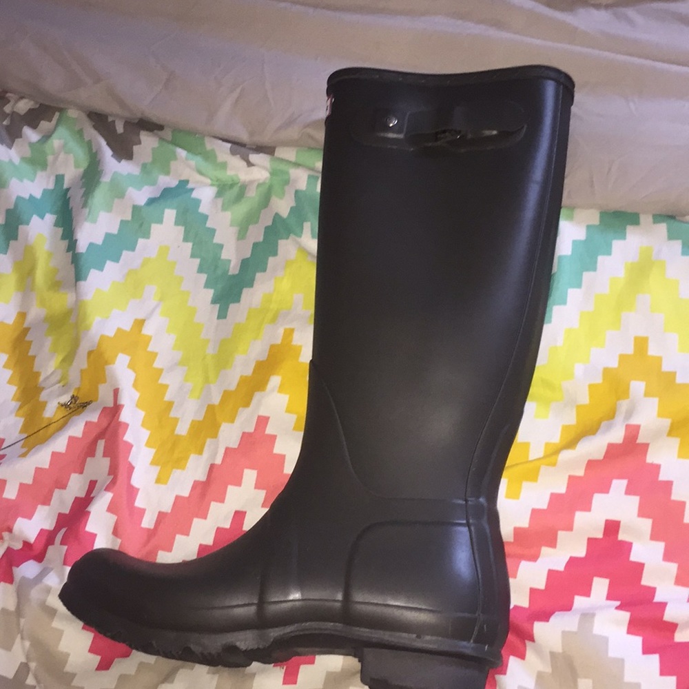 rain boots / winter boots .